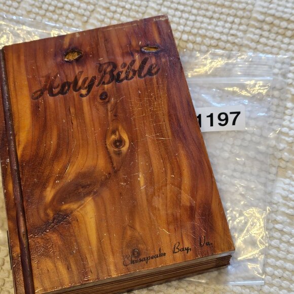 World Publishing Bible in Cedar Wooden Box - Chesapeake Bay Virginia KJV - Picture 7 of 11